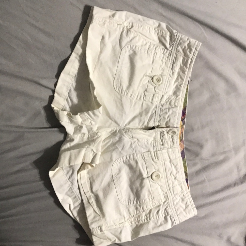 white/light khaki colored american eagle shorts